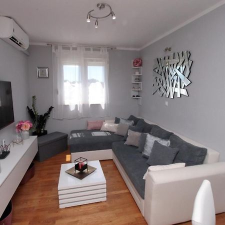 Apartman *Sanja* Omisアパートメント エクステリア 写真