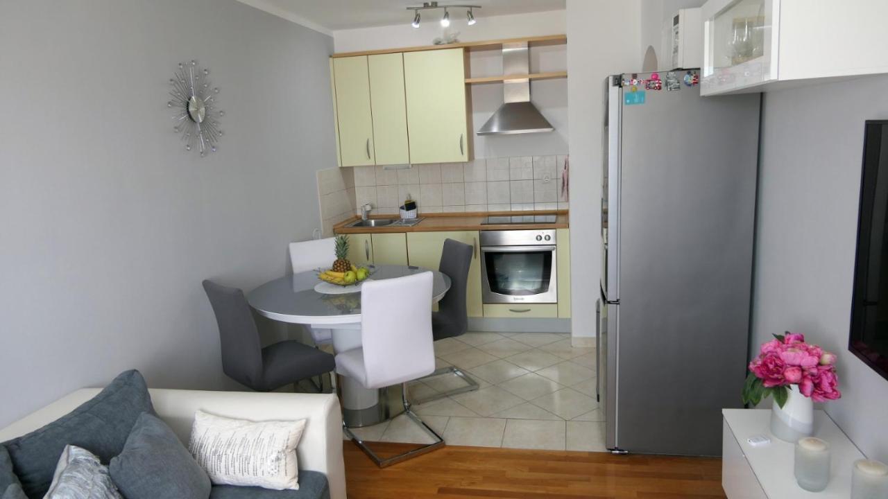 Apartman *Sanja* Omisアパートメント エクステリア 写真