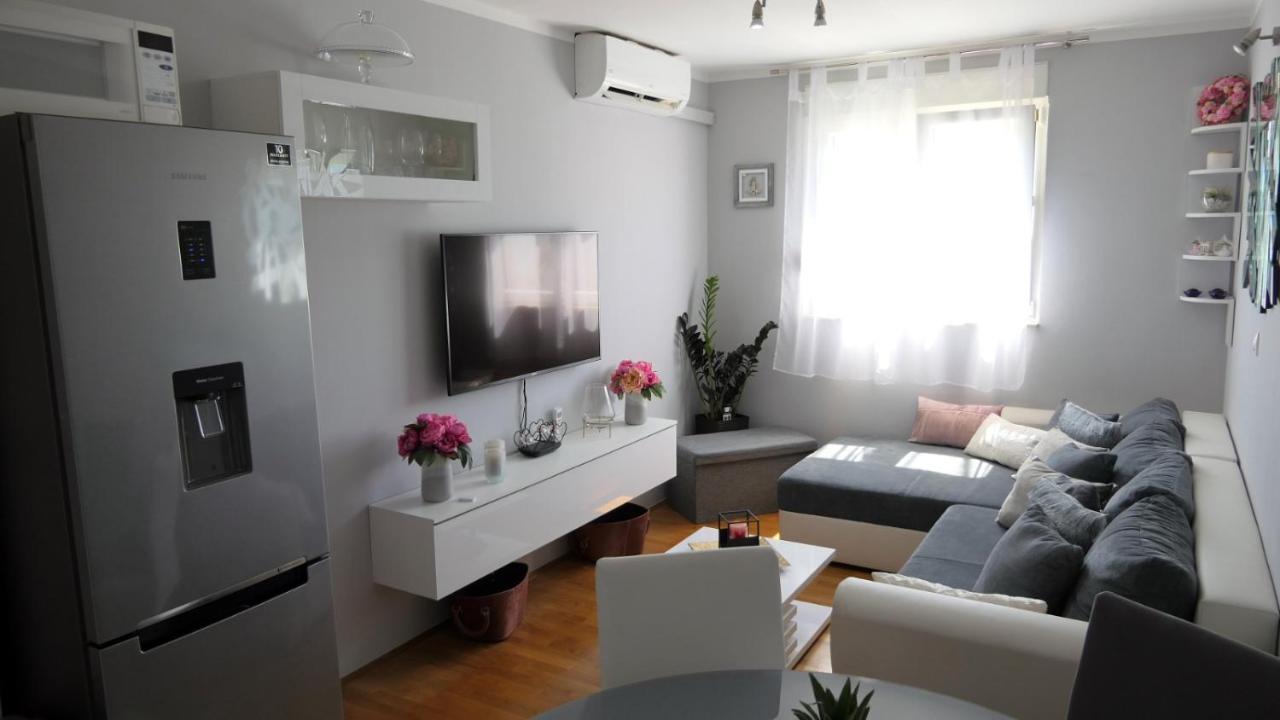 Apartman *Sanja* Omisアパートメント エクステリア 写真
