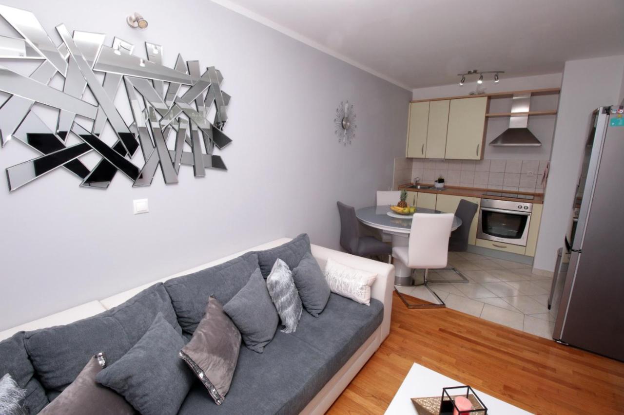 Apartman *Sanja* Omisアパートメント エクステリア 写真