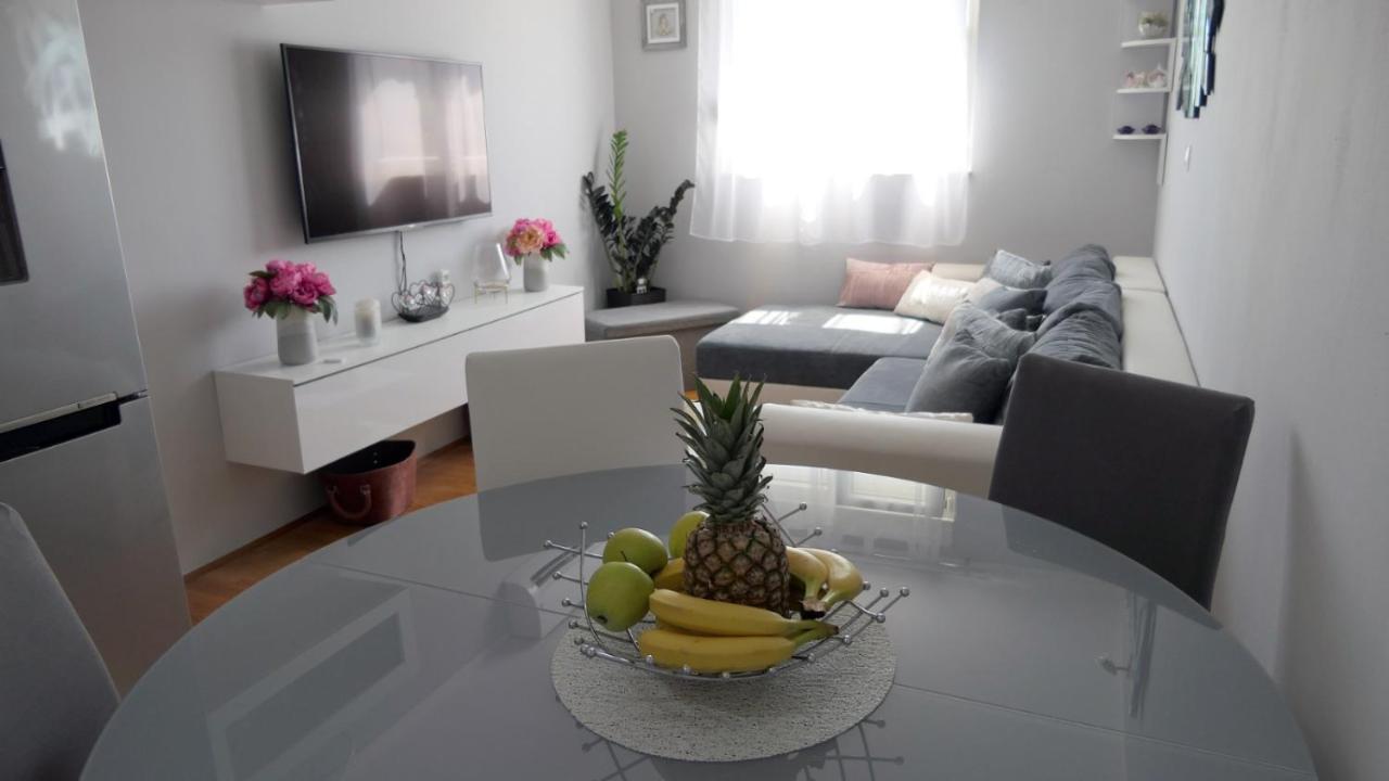 Apartman *Sanja* Omisアパートメント エクステリア 写真