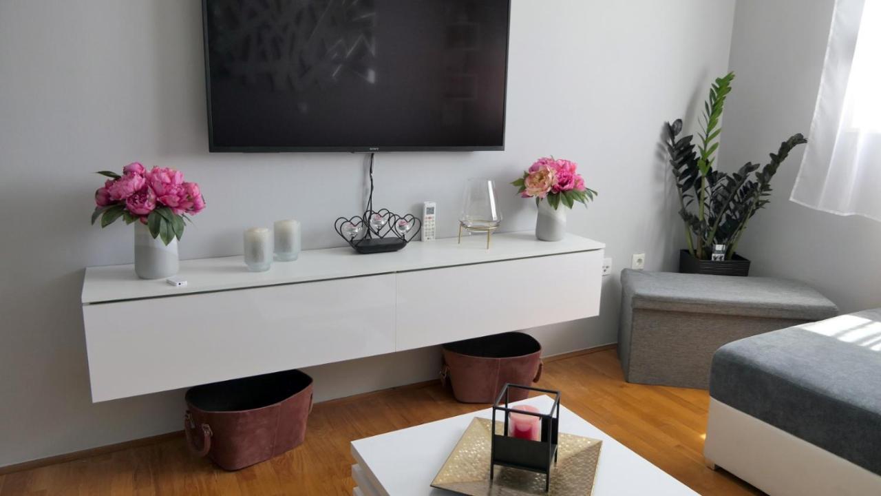 Apartman *Sanja* Omisアパートメント エクステリア 写真