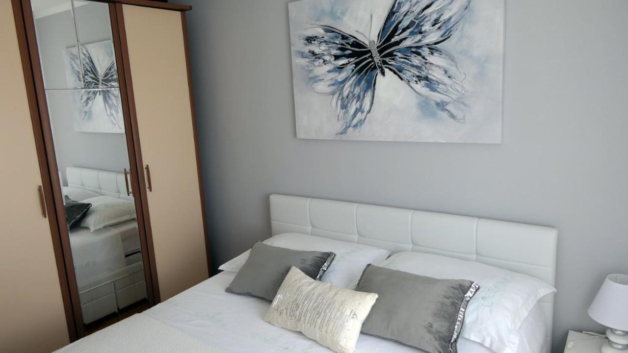 Apartman *Sanja* Omisアパートメント エクステリア 写真