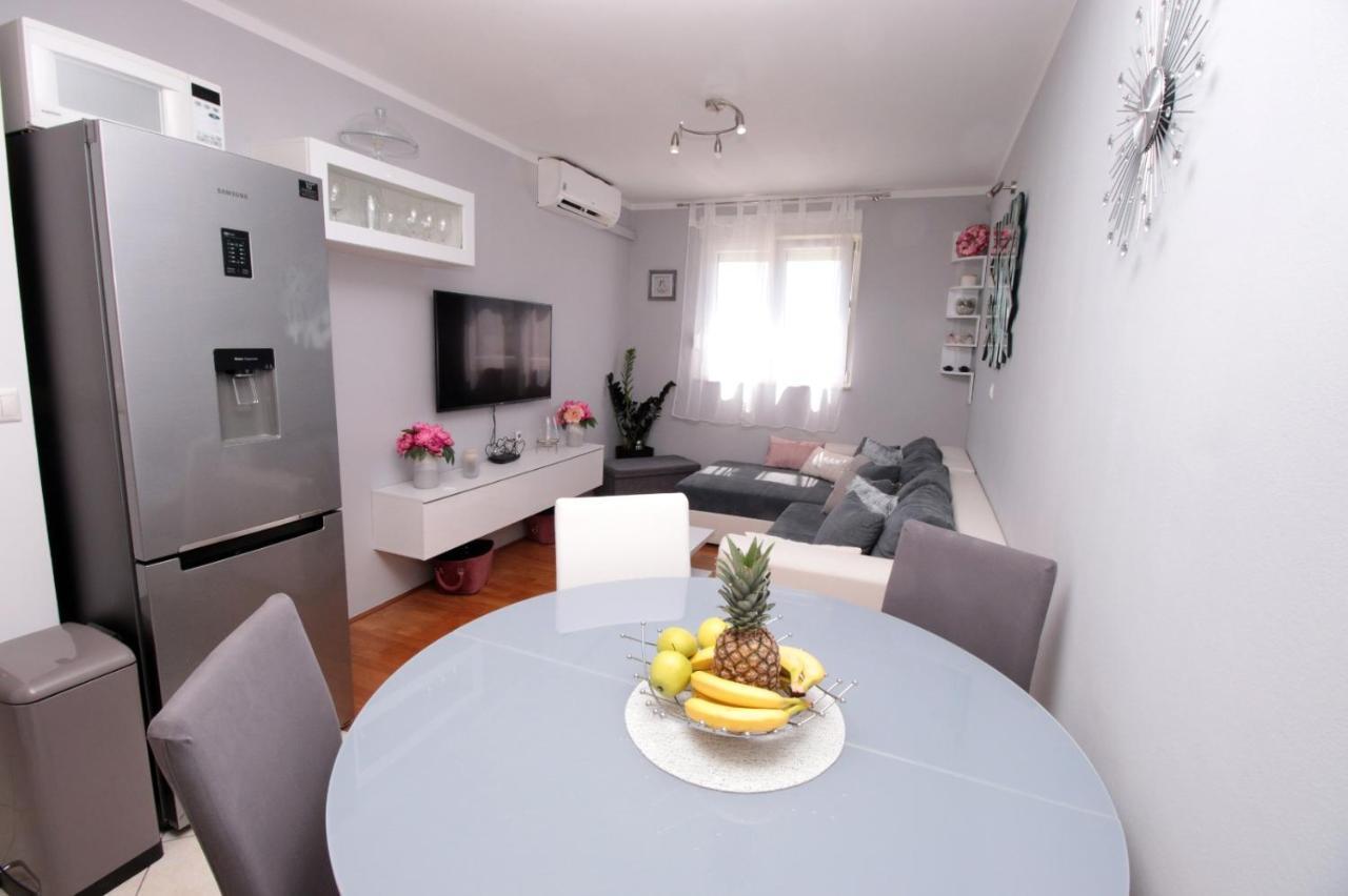 Apartman *Sanja* Omisアパートメント エクステリア 写真