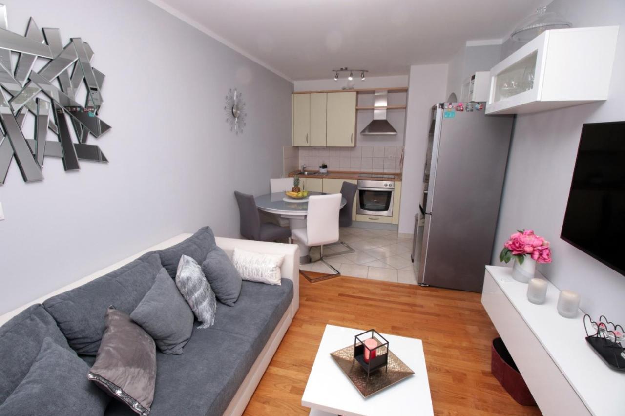 Apartman *Sanja* Omisアパートメント エクステリア 写真