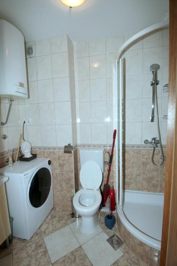 Apartman *Sanja* Omisアパートメント エクステリア 写真